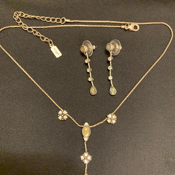 💕4/$20 Vintage look 1928 earrings and necklace - Picture 3 of 4